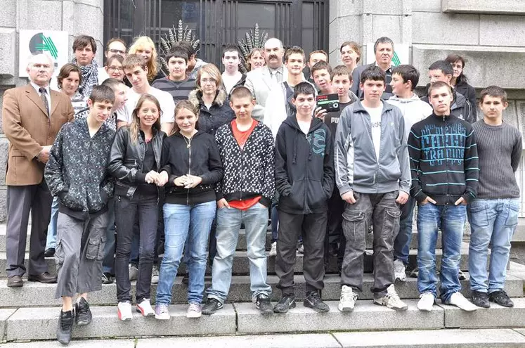 Les élèves et les partenaires du concours devant la chambre d’agriculture à Guéret.