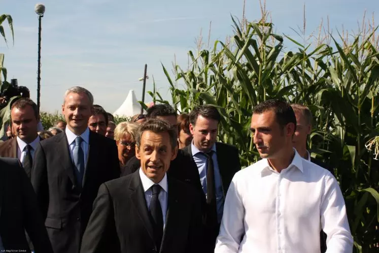 Nicolas Sarkozy en visite aux « Terres à l’envers ». À droite, chemise blanche, Jean-Michel Schaeffer, président de Jeunes Agriculteurs, et en arrière plan à gauche du président, Bruno Le Maire, ministre de l’agriculture.