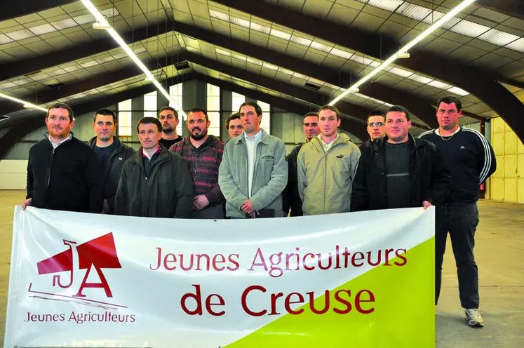 Le nouveau bureau de Jeunes agriculteurs de la Creuse, avec Stéphane Moreau (les mains croisées au centre), et Olivier Dumas (à sa droite derrière lui).