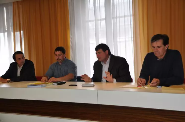 De gauche à droite : Jean Philippe Viollet, président de la chambre d'agriculture de la Creuse, Pascal Lerousseau, président de la FDSEA de la Creuse, Michel Masson, président de la FDSEA du Loiret, et Gérard d'Aubigny, secrétaire général de la FDSEA de la Creuse.