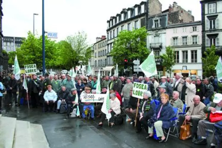 Près de 800 anciens exploitants ont manifesté, lundi dernier, 
à Clermont-Ferrand.