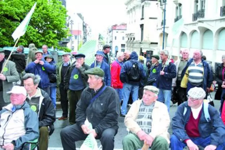 La mobilisation n’exclue pas le confort. 
Chaque manifestant est venu avec sa chaise plainte.