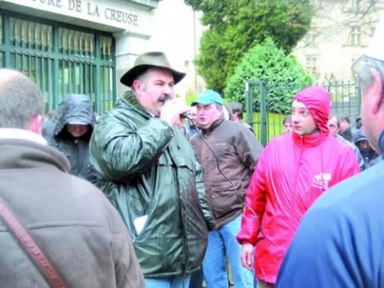 Philippe Monteil s'exprime devant les manifestants.