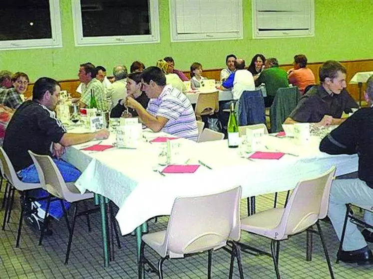 Pour clôturer de façon conviviale cette réunion, un vin d'honneur et un repas ont réuni les adhérents, les salariés et l'ensemble des participants.