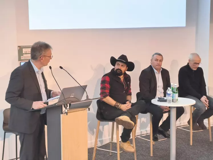 Animée par Régis Sanial (CALHL), la table ronde réunissait Serge Zaka docteur en agro-climatologie, Yannick  Fialip président de la Chambre d'Agriculture et un agriculteur témoin Bruno Ramousse.