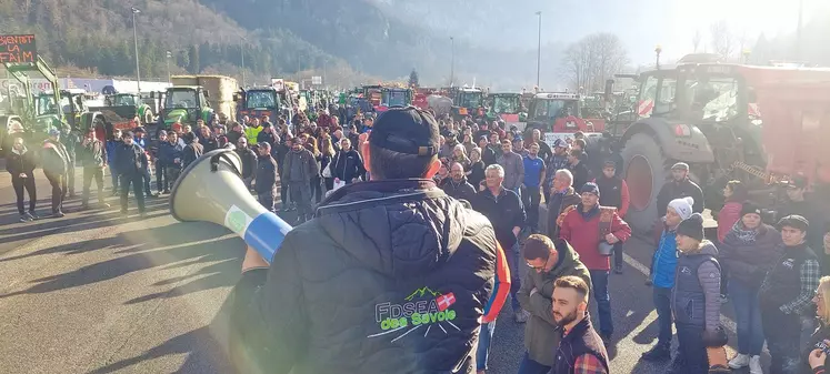 Manifestation des agriculteurs dans toute la France avec tracteurs et blocage des routes pour exiger moins de normes et plus de prix en Savoie.
