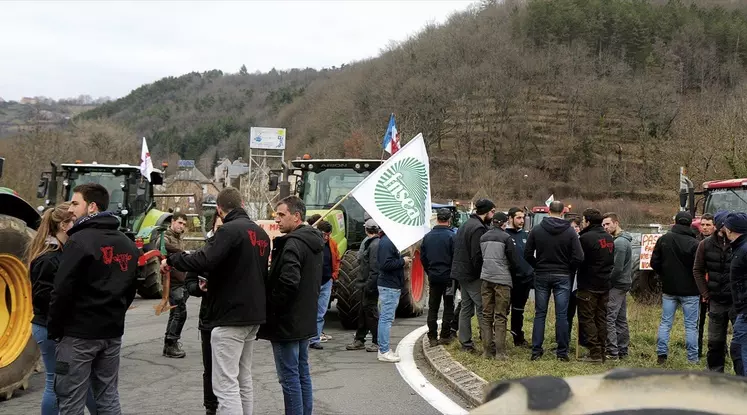 Manifestation d'agriculteurs regroupés au rond-point de Banassac