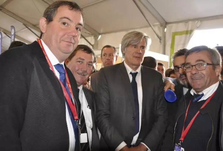 Stéphane Le Foll lors de sa visite sur le stand Charolais.