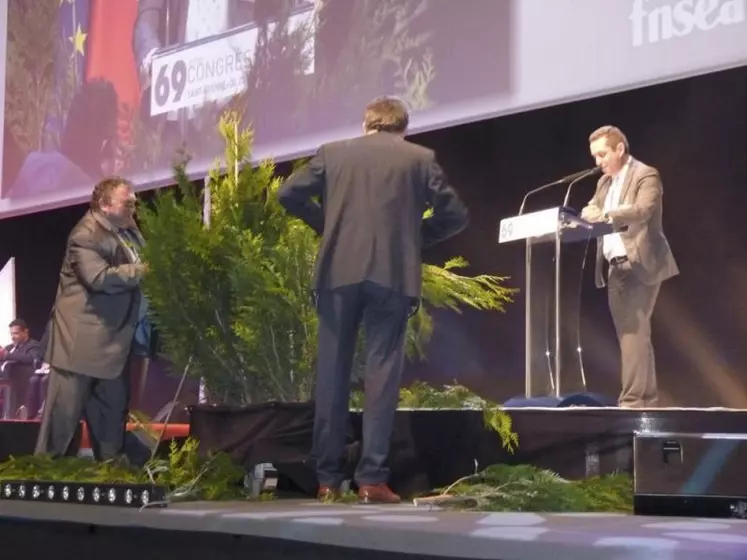 Jérôme Despey, secrétaire général adjoint, a évoqué le problème des haies : « Une haie, ça bouche l’horizon (…) une haie ça peut isoler du monde paysan. À force de ne plus voir les paysans, on finit par ne plus les comprendre. »