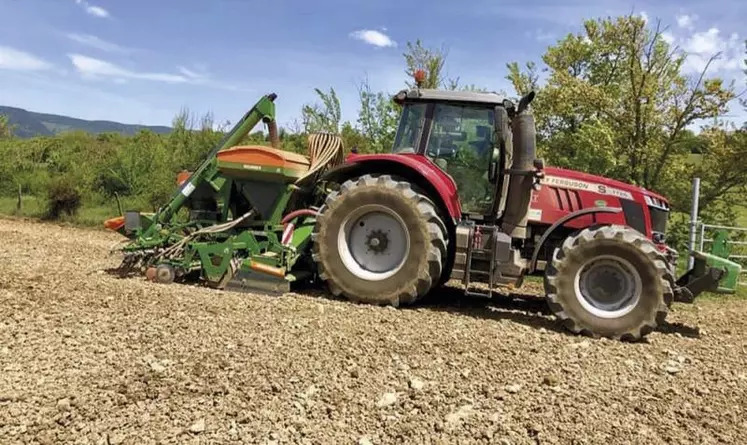 Dans les Cuma de Lozère, les premiers tracteurs sont arrivés au milieu des années quatre-vingt. Avec le développement du service complet, cette activité s’est adaptée pour répondre aux demandes des agriculteurs sur des chantiers multiples.