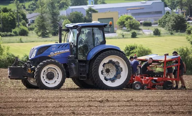 Mardi 24 mai, le Gaec des Rivières a accueilli sur ses parcelles une machine pour repiquer mécaniquement des betteraves fourragères. Venue de Bretagne, la machine et le service associé sont fournis par la Cuma DEI de l'Aveyron. Une action suivie par la FDCuma de Lozère.