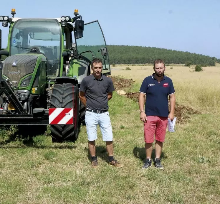 Mardi 11 juillet, les JA et la FDSEA ont mené une action sur le terrain pour protester contre le zonage des prairies sensibles, qui « bloque le travail des agriculteurs ».