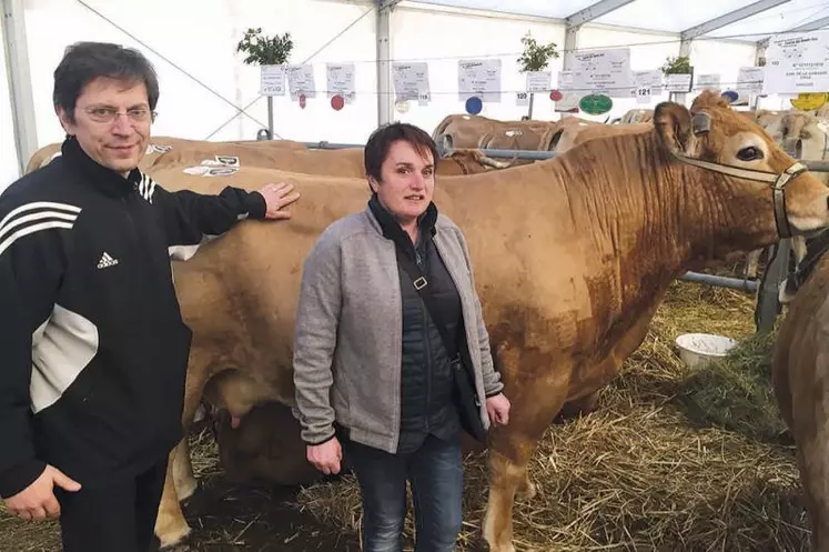 Philippe Jaques avec Nicole Cros, éleveuse, aux Boeufs de Laguiole.