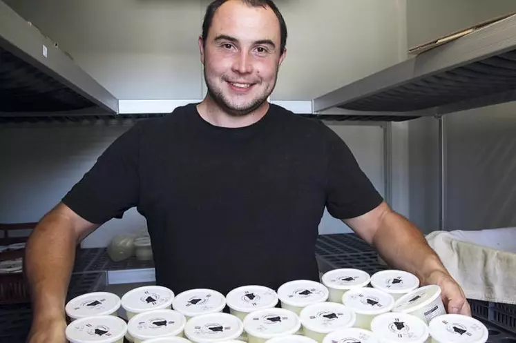 Agriculteur et depuis peu patron de sa propre entreprise de transformation, Yoan Bex se lance dans le créneau d’un célèbre fromage italien, avec une matière première locale.