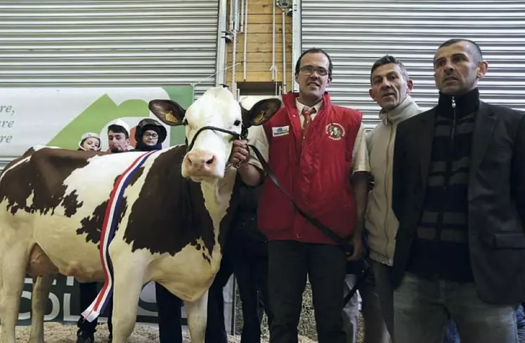 De gauche à droite : Irebranche, Roland Valentin, Franck Villevieille, technicien bovin lait à la chambre d’agriculture, et Olivier Delair qui a jugé les Montbéliardes.