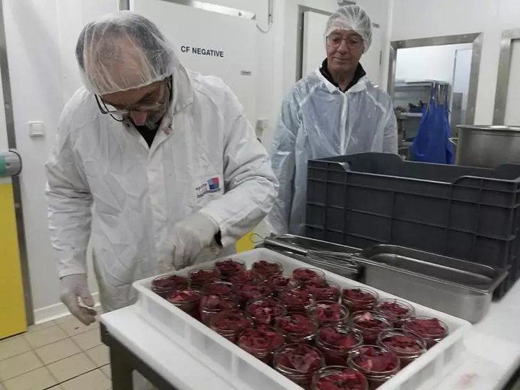 Cent cinquante kilos de venaison ont été transformés, sous la forme de 509 verrines de 250 g chacune.