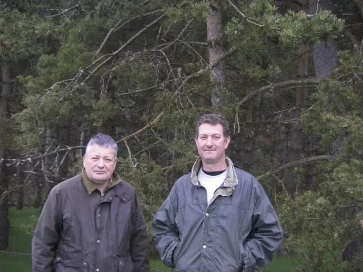 Sébastien Rocher, exploitant de l’EARL du Couffinet et à sa droite Frédéric Jauvert, conseiller forêt à la chambre d’agriculture de Lozère.