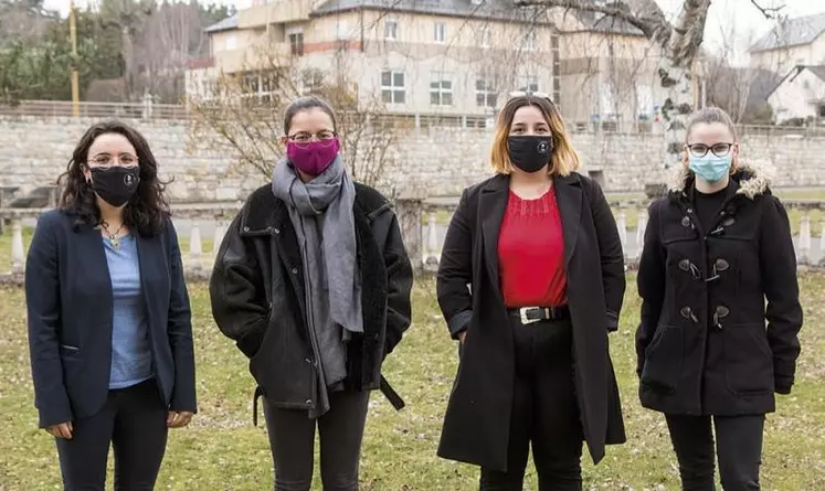 Chloé Mourgues, Thaïs Teissedre, Mélissa Hernandez et Caroline Combes sur le lieu de leur futur potager bio.