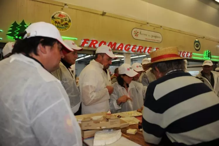 Dégustation de fromages dans le pavillon des produits laitiers