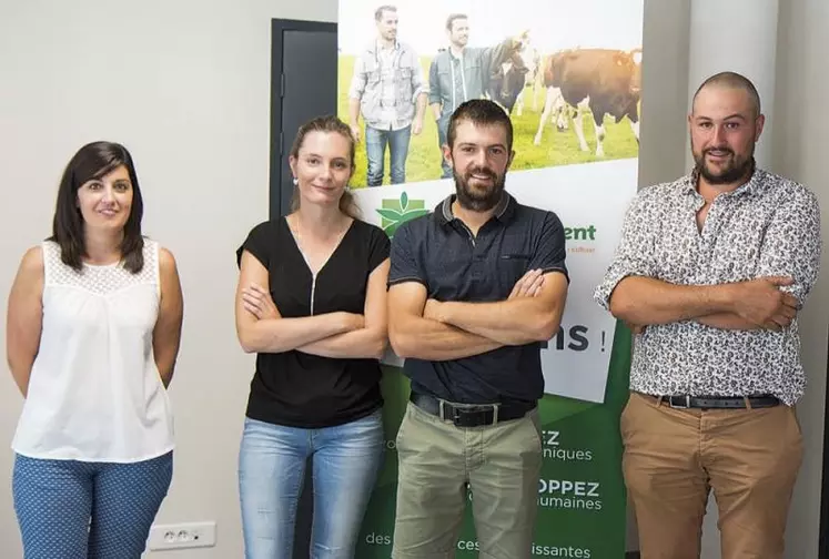 À gauche, Anne Maurin et Maryline Delaspre, animatrices du service de remplacement et à droite Bastien Durand et Julien Lapierre, respectivement nouveau et ancien président,