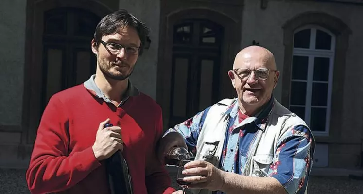 Jean-Benoît Goulabert, vigneron à Villefort et producteur d’Isabelle (à gauche) et Dominique Garrel, président du réseau fruits oubliés.