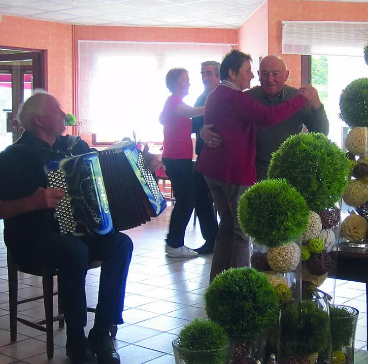 Atmosphère conviviale et dansante après le repas.