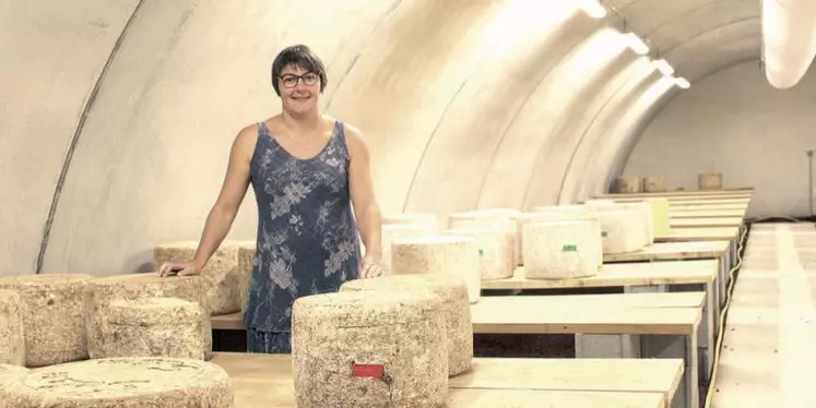 Isabelle Manhès au milieu des fourmes en cours d’affinage.