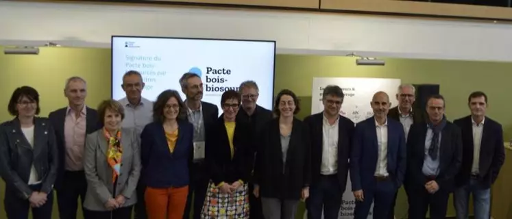 Les signataires du pacte bois-biosourcés lors du Salon de la transition énergétique BePositive.