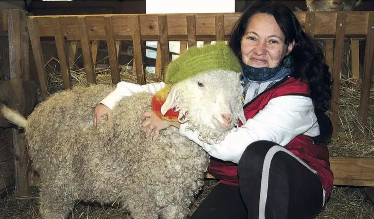 Sandra Hobeniche affectionne et bichonne ses chèvres et tout particulièrement Zaza, l’égérie de toutes les collections.