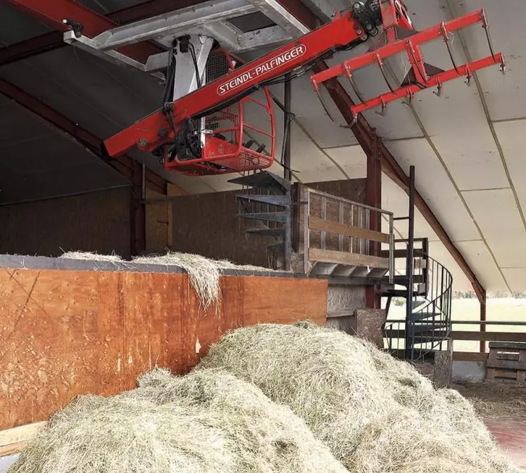 Le séchage en grange repose sur la récolte d'un fourrage encore humide dont le séchage se poursuit en bâtiment par ventilation d'air chaud. Cette technique fait de plus en plus d'adeptes.