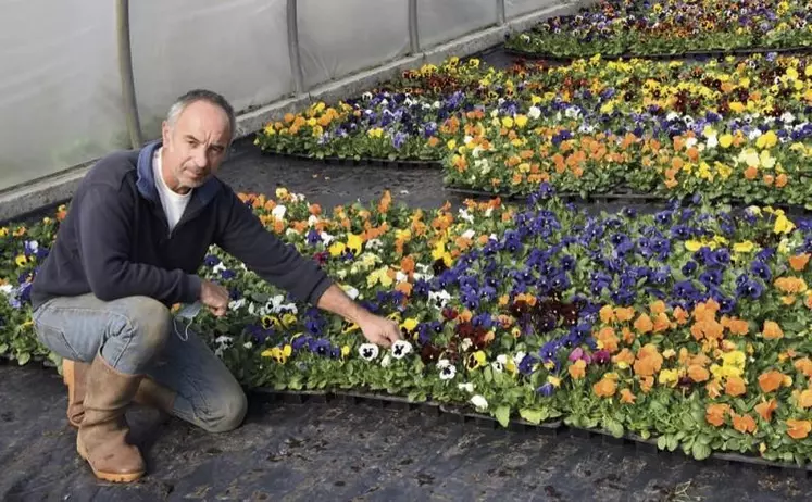 Serge Maugein devant ses pensées, destinées à la benne.