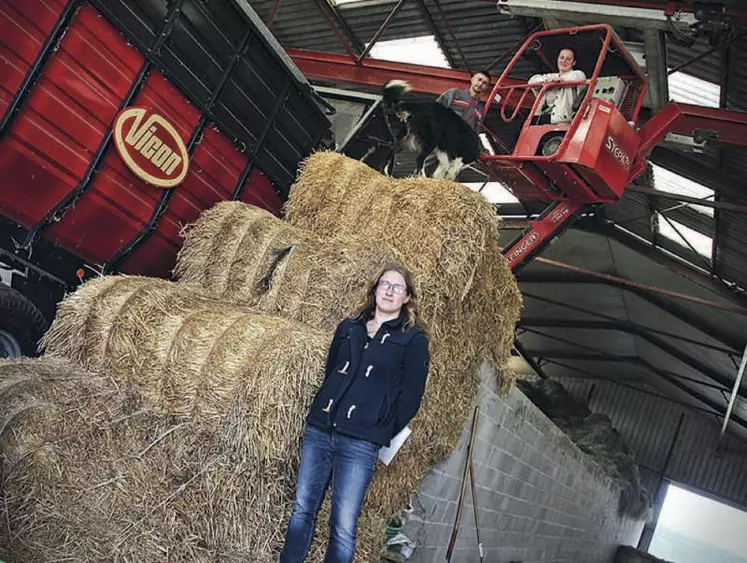 Caroline Léger de la chambre d’agriculture du Cantal accompagne Jacqueline et Gilles Lacoste de L’EARL du Cros dans leurs projets.