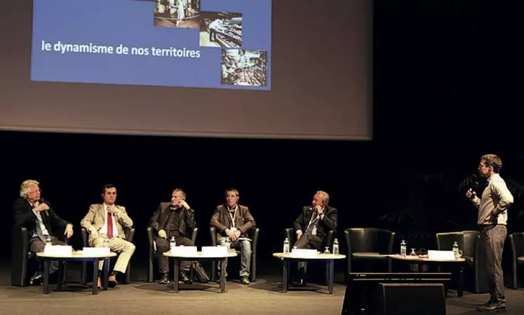 Deux tables rondes (une sur l’emploi et l’autre sur l’export) ont conclu le colloque. Entre autres parmi les intervenants, de gauche à droite l’italien Kees de Rost ; Burham Demirok ; Philippe Dumas ; Emmanuel Bernard et Gérard Poyer.