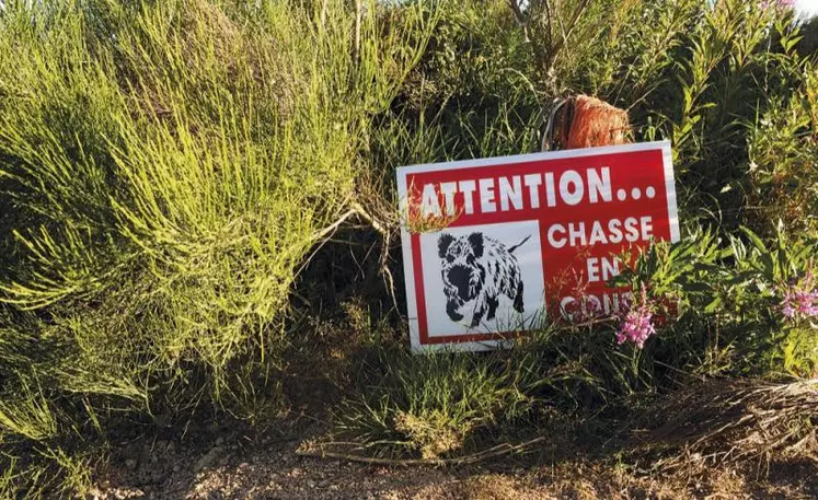 La pose de panneaux de signalisation sur les chemins et voies publiques permet d’informer les personnes se rendant dans la zone qu’une chasse a lieu.