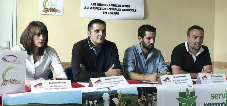 De gauche à droite : Eugénie Brajon, vice-présidente des Jeunes agriculteurs ; Frédéric Valette, président d’Agri emploi et de l’Adapefa ; Vincent Bonnet, président du service de remplacement et Matthieu Rodier, secrétaire général des Jeunes agriculteurs.