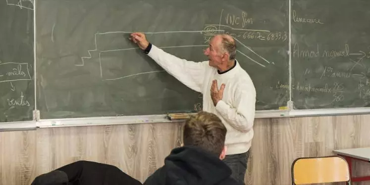 Pour Roland Chabanon, président de l'association Espoir Oc et professeur d'occitan au lycée Terre nouvelle à Marvejols, l'apprentissage de cette langue « permet de penser l'agriculture des anciens temps ».