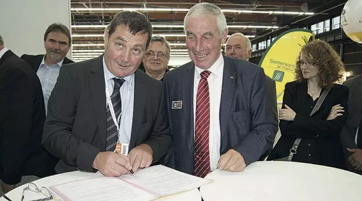 Signature de la convention entre Jacques Chazalet, président de la Safer Auvergne et André Janot, président du Crédit agricole Centre France.