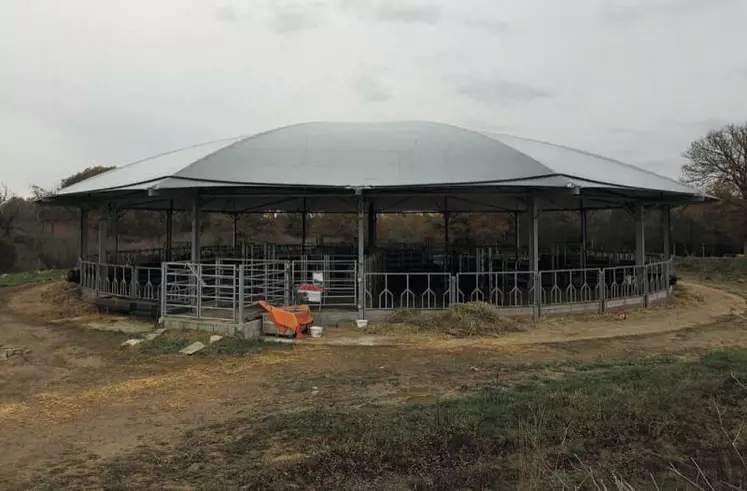 Le bâtiment fait 30 mètres de diamètre, pour une surface de 700 m².
