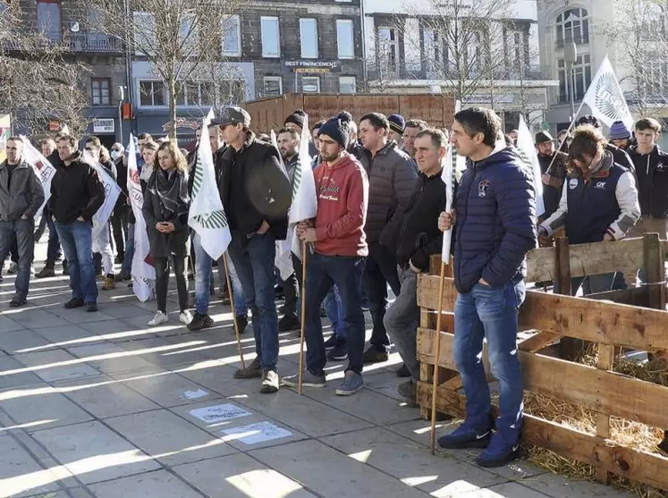 Le 26 janvier dernier, la FRSEA Auvergne Rhône-Alpes, a organisé une mobilisation de soutien aux producteurs de Coopal à Clermont-Ferrand.