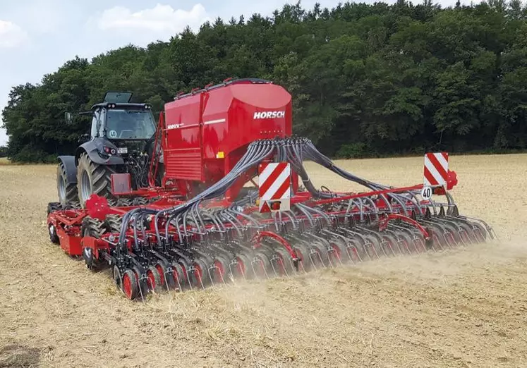 Le Cura ST de la dernière gamme « hybrids ». Les dents à patte d’oie sont montées sur un châssis oscillant en fonction du tirage afin que le soc travaille toujours à plat.