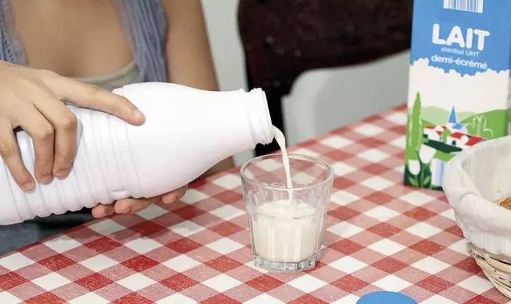 Alors que les acteurs de l'aval renégocient leurs contrats, les organisations de producteurs de lait appellent à rouvrir les négociations commerciales en amont.