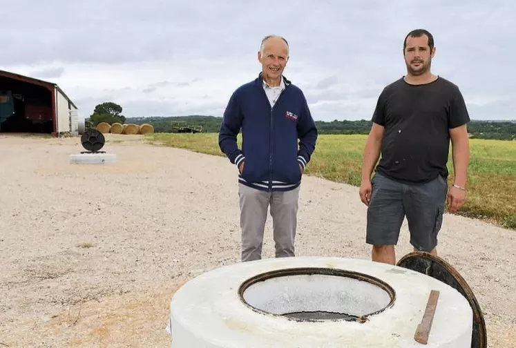 Alain Savignac et Didier Treilles au-dessus de la cuve enterrée.