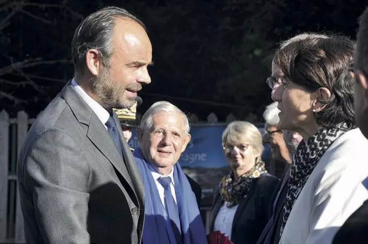 Échange entre le Premier ministre et la présidente du conseil départemental de Lozère, Sophie Pantel, qui siège au comité de Massif central.