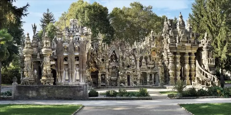 Classé au titre de monument historique depuis 1969 et considéré comme chef-d'oeuvre de l'art naïf, le Palais idéal du facteur Cheval, construit à Hauterives dans la Drôme, fête en 2022 ses 110 ans d'existence.