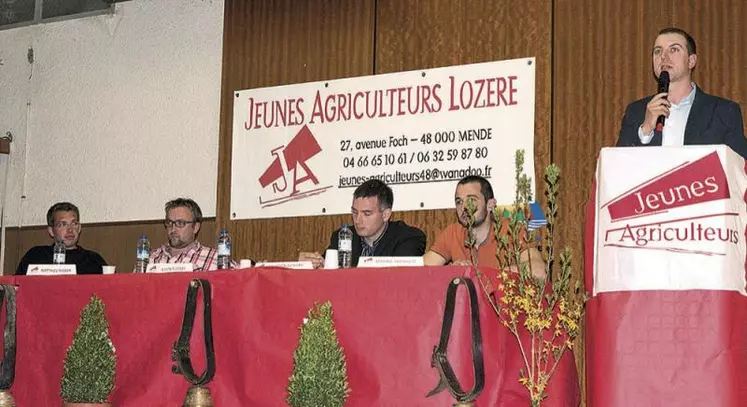 De gauche à droite, Sylvain Chevalier, trésorier ; Mathieu Rodier, sécretaire général ; Sébastien Richard, administrateur JA national en charge de la rédaction du rapport sur le foncier, Maxime Prouheze, président du canton d’Aumont-Saint-Chély et Julien Tufféry, président des JA Lozère.