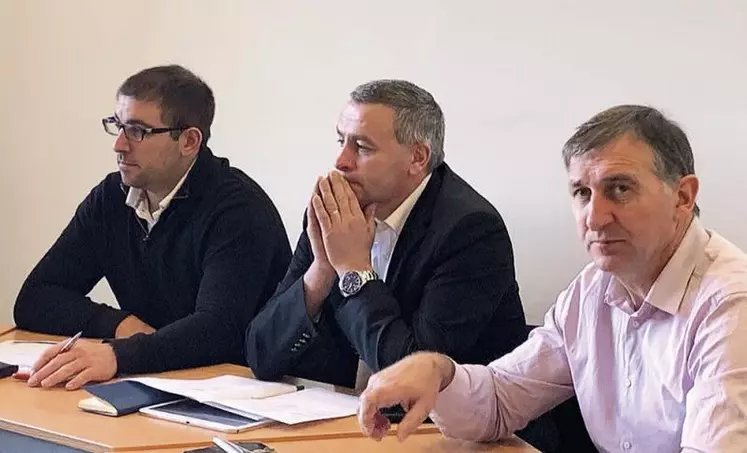 De gauche à droite : Nicolas Merle, président des JA Aura, Yannick Fialip et Michel Joux.