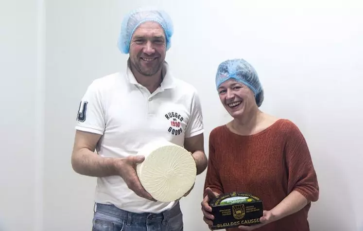 Productrice du premier Bleu des causses au lait cru fermier, Aurélie et son mari Vincent Bouquet espèrent tracer la voie pour le développement de cette production dans la zone AOP.