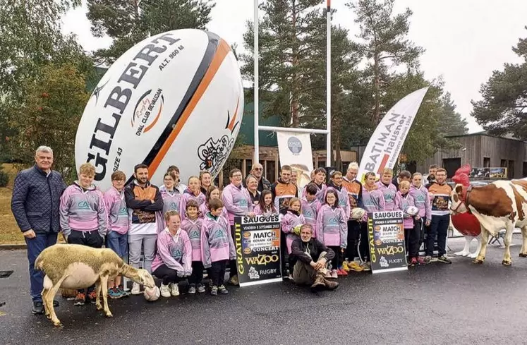 Le 28 août, partenaires et membres du club ont présenté le ballon géant, ainsi que la soirée du 8 septembre, dans les locaux de l'usine Borde à Saugues. Un mouton et une vache étaient là pour montrer ce lien fort entre rugby et agriculture.