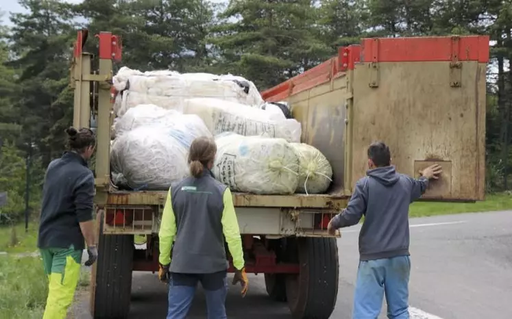 Comme chaque année depuis plus de 20 ans, la collecte des plastiques agricoles organisée par le Copage bat son plein sur le département. En 2022, 27 points de collecte ont été mis en place à destination des agriculteurs.