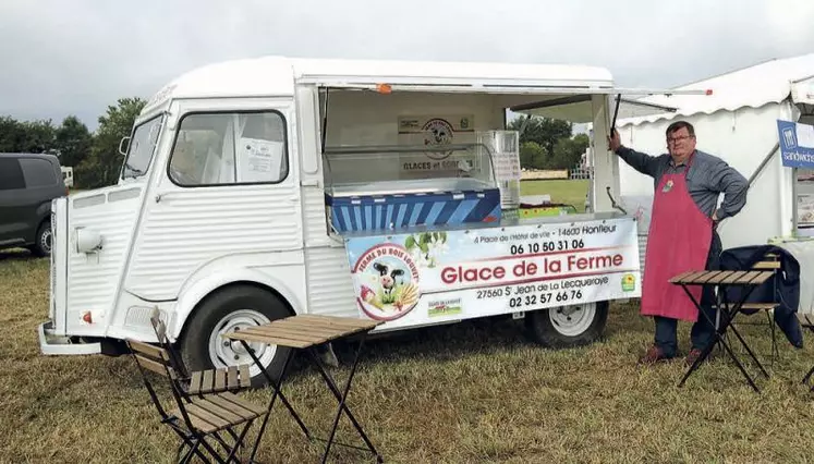 Philippe Cocagne a choisi le mythique Citroën Tub pour parcourir les routes et régaler les amateurs de glaces fermières. « C'est simple. On arrive. On ouvre l'auvent du camion. On met quatre tables et hop ! »